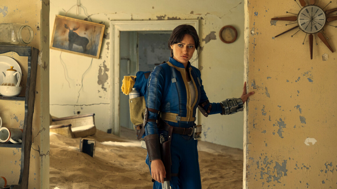 Lucy (Ella Purnell) sort de son abri et découvre les ruines de la civilisation à la surface.